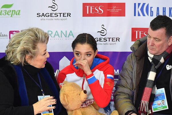 Со слезами на глазах прервала прямой эфир: Евгения Медведева сорвалась на ЧР - Sputnik Армения