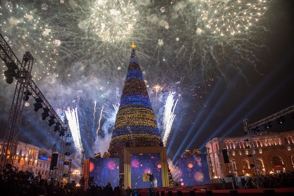 Торжественная церемония зажжения огней главной елки Еревана (21 декабря 2018). Еревaн - Sputnik Армения