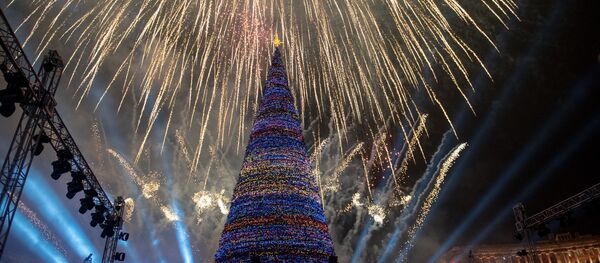 Уступили Ашхабаду, но превзошли остальных: чем блеснули новогодние елки в Ереване и Баку? - Sputnik Армения