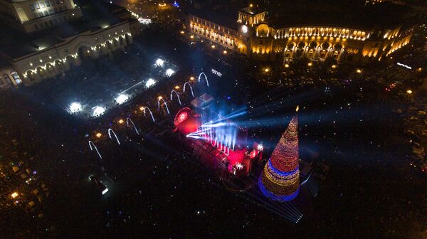 Уступили Ашхабаду, но превзошли остальных: чем блеснули новогодние елки в Ереване и Баку? - Sputnik Армения