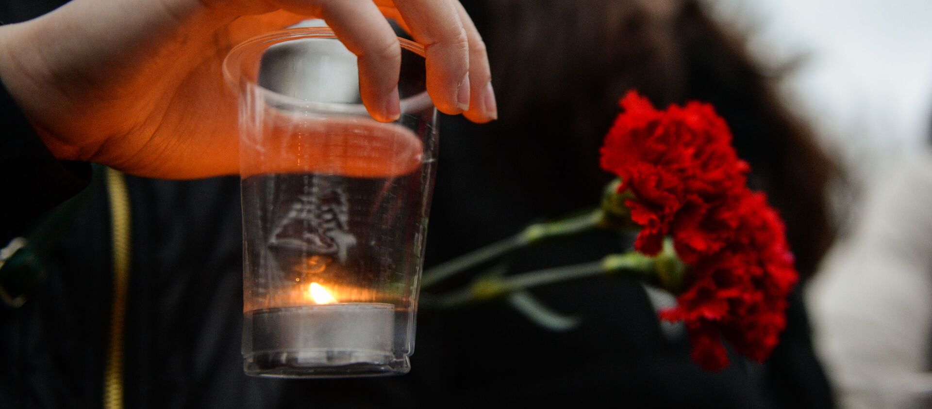 Цветы и свеча в руках скорбящей девушки - Sputnik Армения, 1920, 22.12.2018