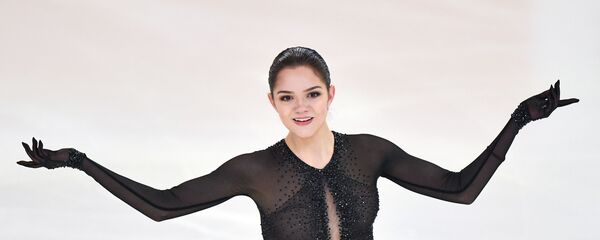 Евгения Медведева выступает в произвольной программе женского одиночного катания на чемпионате России по фигурному катанию в Саранске. - Sputnik Армения