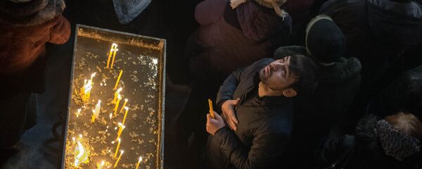 Верующий зажег свечу Верующий зажег свечу - Sputnik Армения