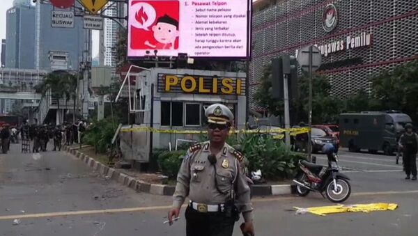 СПУТНИК_Джакарта после терактов: военные патрули и работа полиции на местах взрывов - Sputnik Армения