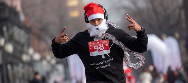 Новогодний благотворительный забег Дедов Морозов на Площади Республики - Sputnik Армения