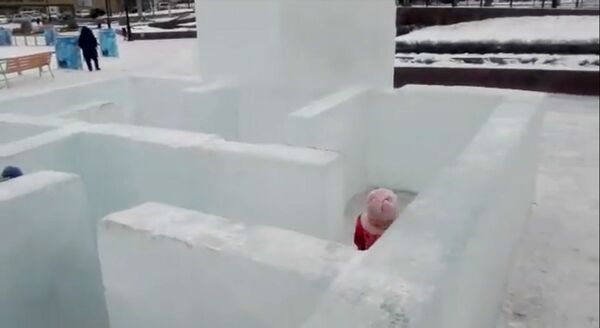 Оставь ребенка и иди по своим делам: необычный ледовый лабиринт придумали на Сахалине - Sputnik Армения