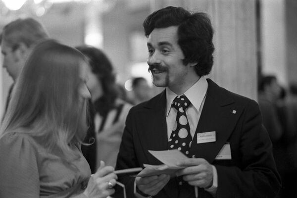 Биолог-очкарик как ошибка эксперимента: когда-то елочки рождались в ереванских ателье - Sputnik Армения