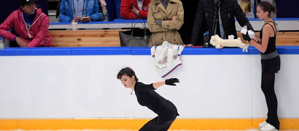 Евгения Медведева, Этери Тутберидзе, Даниил Глейхенгауз и Алина Загитова во время разминки перед началом контрольных прокатов сборной России по фигурному катанию (9 сентября 2018). Москвa Евгения Медведева, Этери Тутберидзе, Даниил Глейхенгауз и Алина Загитова во время разминки перед началом контрольных прокатов сборной России по фигурному катанию (9 сентября 2018). Москвa - Sputnik Армения