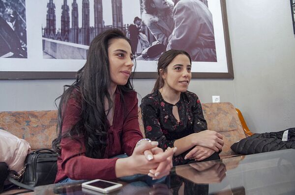 Как грузин влюбился сразу в двух армянок: приключения сестер-близнецов в Тбилиси Как грузин влюбился сразу в двух армянок: приключения сестер-близнецов в Тбилиси - Sputnik Армения