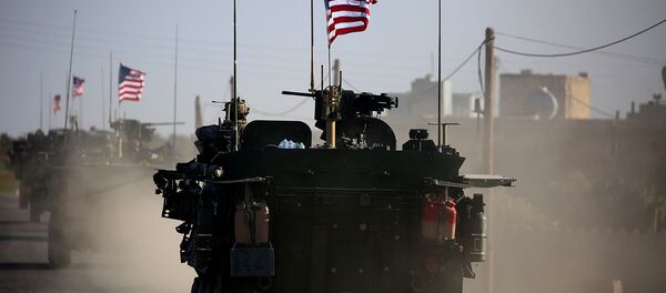 Колонна бронетехники ВС США проезжает вблизи западной окраины сирийского города Манбидж (5 марта 2017). Деревня Яланлы, Сирия - Sputnik Армения