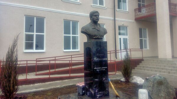 Памятник артисту Павлу Луспекаеву, открытый на народные пожертвования - Sputnik Армения