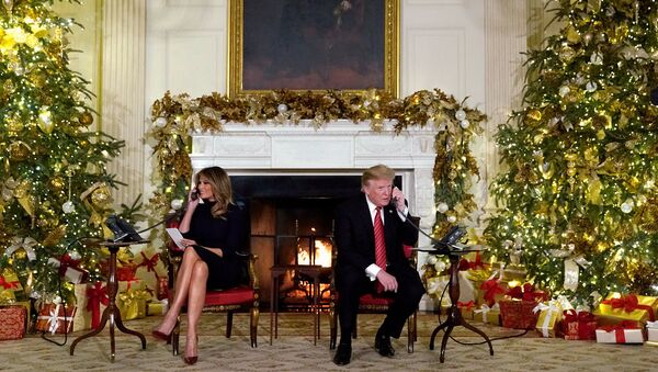 Президент США Дональд Трамп и первая леди Мелания Трамп участвуют в телефонных звонках NORAD Santa tracker из Белого дома (24 декабря 2018). Вашингтон - Sputnik Արմենիա