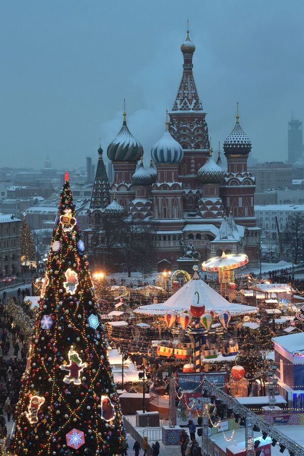 Новогодняя елка на Красной площади в Москве. - Sputnik Армения