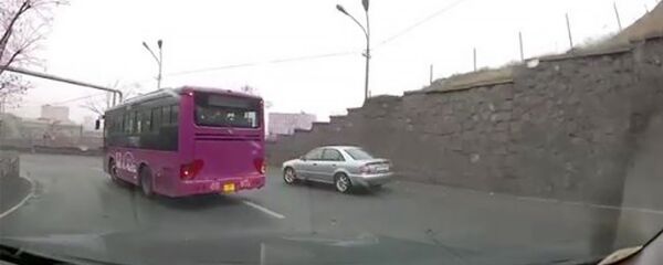 Автобус нарушил правила дорожного движения Автобус нарушил правила дорожного движения - Sputnik Արմենիա