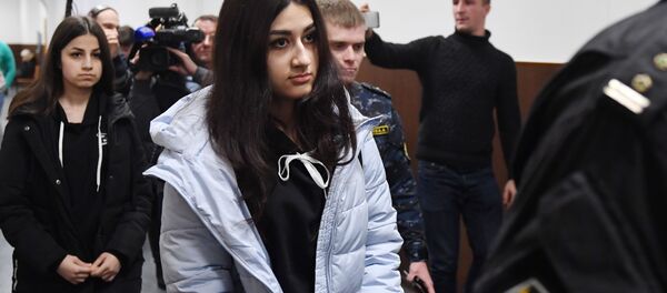 Кристина и Ангелина Хачатуряны в Басманном суде, где рассматривается вопрос о продлении срока ограничений до конца марта (26 декабря 2018). Москвa Кристина и Ангелина Хачатуряны в Басманном суде, где рассматривается вопрос о продлении срока ограничений до конца марта (26 декабря 2018). Москвa - Sputnik Армения