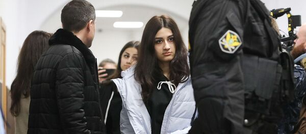 Ангелина и Кристина Хачатуряны в Басманном суде, где рассматривается вопрос о продлении срока ограничений до конца марта (26 декабря 2018). Москвa - Sputnik Արմենիա