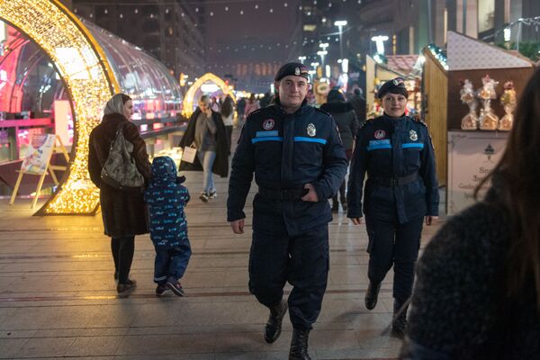 Ծառայություն ու տոն` մեկ օրում. ոստիկանների զվարճալի Ամանորը Ծառայություն ու տոն` մեկ օրում. ոստիկանների զվարճալի Ամանորը - Sputnik Արմենիա