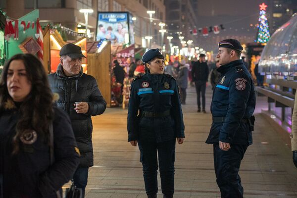 Ծառայություն ու տոն` մեկ օրում. ոստիկանների զվարճալի Ամանորը Ծառայություն ու տոն` մեկ օրում. ոստիկանների զվարճալի Ամանորը - Sputnik Արմենիա