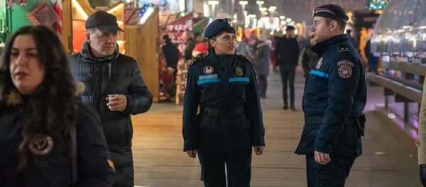 Инспектора патрульно-постовой службы полиции Армении Мэри Минасян и Гарик Варосян на службе Инспектора патрульно-постовой службы полиции Армении Мэри Минасян и Гарик Варосян на службе - Sputnik Արմենիա