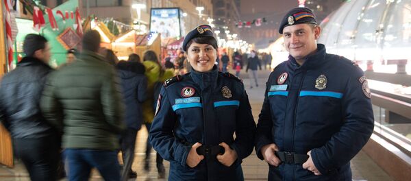 Инспектора патрульно-постовой службы полиции Армении Мэри Минасян и Гарик Варосян на службе - Sputnik Армения