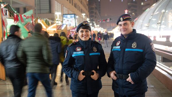 Инспектора патрульно-постовой службы полиции Армении Мэри Минасян и Гарик Варосян на службе - Sputnik Армения