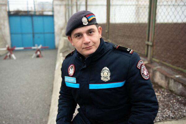 Ծառայություն ու տոն` մեկ օրում. ոստիկանների զվարճալի Ամանորը Ծառայություն ու տոն` մեկ օրում. ոստիկանների զվարճալի Ամանորը - Sputnik Արմենիա