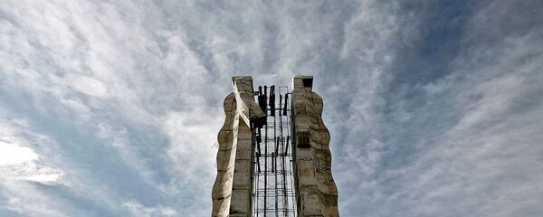 Работа турецкого скульптора Мехмета Аксоя Скульптура человечества (Карс), созданная для содействия примирению между Турцией и Арменией Работа турецкого скульптора Мехмета Аксоя Скульптура человечества (Карс), созданная для содействия примирению между Турцией и Арменией - Sputnik Արմենիա