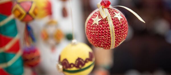 Праздничные игрушки на традиционной новогодней елке в музее истории Еревана - Sputnik Արմենիա