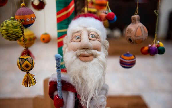 Каханд пап (Дед мороз) и праздничные игрушки традиционной новогодней елки в музее истории Еревана - Sputnik Армения