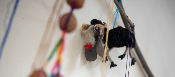 Праздничные игрушки на традиционной новогодней елке в музее истории Еревана - Sputnik Армения