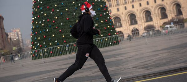 Новогодний благотворительный забег Дедов Морозов на Площади Республики - Sputnik Армения