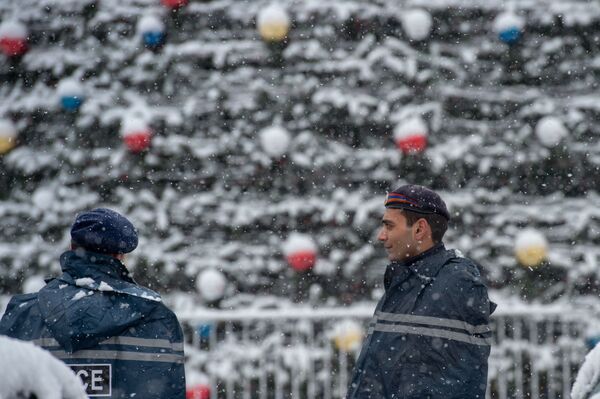 Итальянская пара была удивлена: как армянские ангелы полиции общаются с туристами - Sputnik Армения