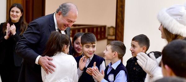 Новогоднее мероприятие в президентской резиденции (28 декабря 2018). Еревaн Новогоднее мероприятие в президентской резиденции (28 декабря 2018). Еревaн - Sputnik Արմենիա