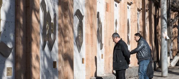 Армянские буквы встали в ряд возле Матенадарана - Sputnik Армения