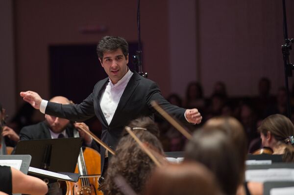 Худрук Молодежного оркестра Сергей Смбатян Худрук Молодежного оркестра Сергей Смбатян - Sputnik Արմենիա