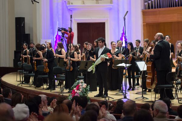 Молодежный оркестр Армении под руководством дирижера Сергея Смбатяна Молодежный оркестр Армении под руководством дирижера Сергея Смбатяна - Sputnik Армения