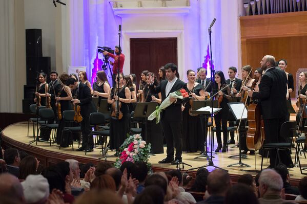 Молодежный оркестр Армении под руководством дирижера Сергея Смбатяна - Sputnik Армения