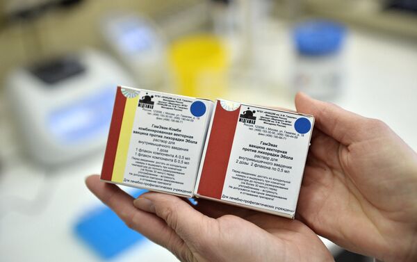 Упаковки с вакцинами против лихорадки Эбола в ГУ НИИ эпидемиологии и микробиологии имени Н.Ф. Гамалеи - Sputnik Армения