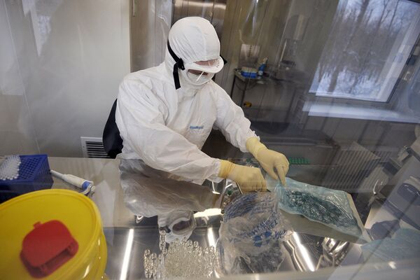 Сотрудница лаборатории ГУ НИИ эпидемиологии и микробиологии имени Н.Ф. Гамалеи, где российские ученые разработали вакцину против лихорадки Эбола - Sputnik Армения