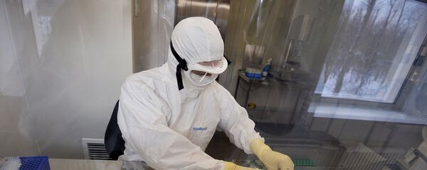 Сотрудница лаборатории ГУ НИИ эпидемиологии и микробиологии имени Н.Ф. Гамалеи, где российские ученые разработали вакцину против лихорадки Эбола - Sputnik Армения