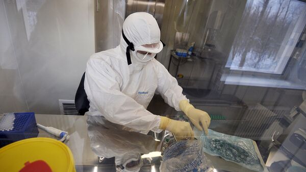 Сотрудница лаборатории ГУ НИИ эпидемиологии и микробиологии имени Н.Ф. Гамалеи, где российские ученые разработали вакцину против лихорадки Эбола - Sputnik Արմենիա