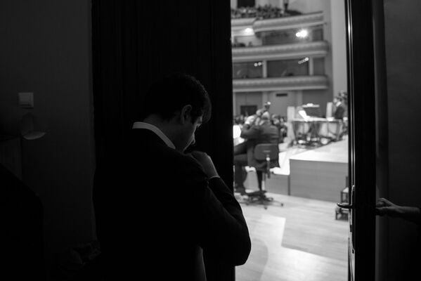 Հայաստանի պետական երիտասարդական նվագախմբի գեղարվեստական ղեկավար ու գլխավոր դիրիժոր Սերգեյ Սմբատյանը բեմ դուրս գալուց առաջ - Sputnik Արմենիա