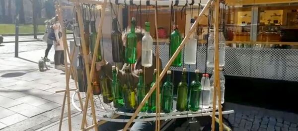 Музыкант Фёдор Григорьев исполняет Танец с саблями“ А.Хачатуряна на бутылках - Sputnik Արմենիա