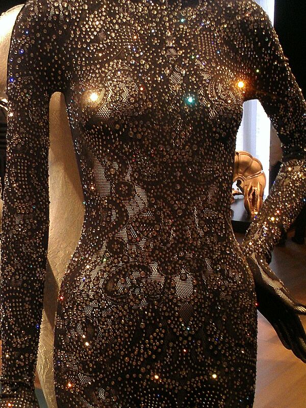 Бюст, блеск и плис: от моды в 2019 году у вас закружится голова - Sputnik Армения