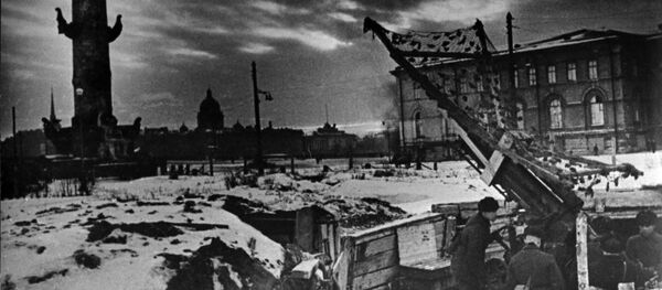Великая Отечественная война 1941 - 1945 годов. Блокада Ленинграда (8 сентября 1941 г. - 27 января 1944 г.). Зенитная батарея в центре города на Стрелке Васильевского острова. Великая Отечественная война 1941 - 1945 годов. Блокада Ленинграда (8 сентября 1941 г. - 27 января 1944 г.). Зенитная батарея в центре города на Стрелке Васильевского острова. - Sputnik Армения