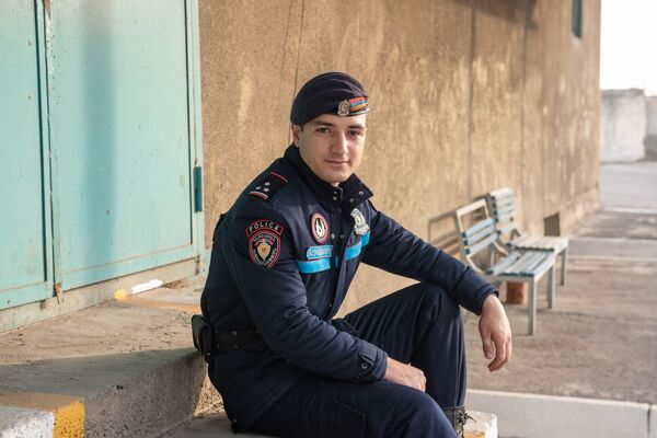 Итальянская пара была удивлена: как армянские ангелы полиции общаются с туристами - Sputnik Армения