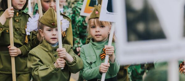 Участники акции Бессмертный полк, проходящего в рамках детского парада Победы «Дорогами памяти» в Иванове Участники акции Бессмертный полк, проходящего в рамках детского парада Победы «Дорогами памяти» в Иванове - Sputnik Армения