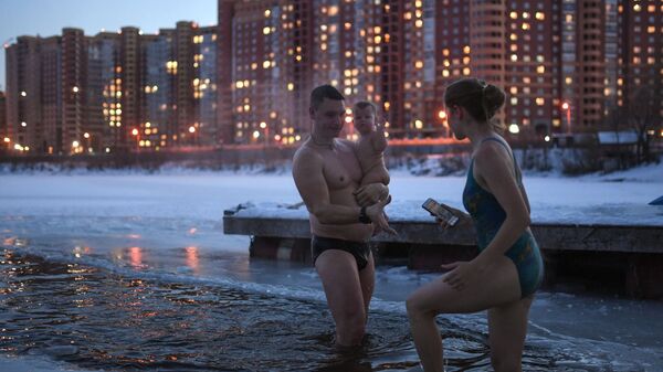 Члены клуба закаливания и зимнего плавания купаются в проруби на озере в Ленинском районе Новосибирска - Sputnik Армения