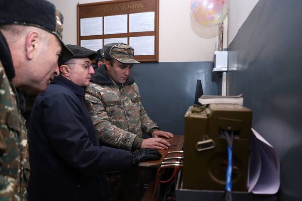 У ВС Армении хватит решимости гарантировать безопасность Карабаха – глава МИД - Sputnik Армения