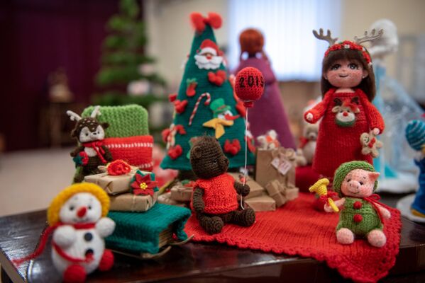 Праздничные игрушки на традиционной новогодней елке в музее истории Еревана - Sputnik Армения